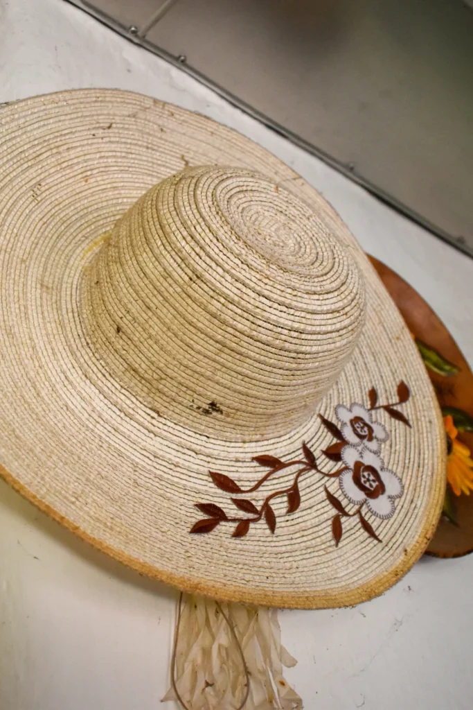 Straw hat embroidered with a white flower