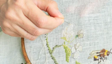 how to use an embroidery hoop
